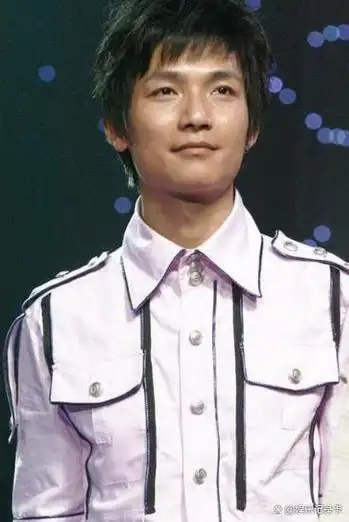 陈楚生全家福曝光,妻子刘云罕见露面,网友纷纷表示羡慕送上祝福