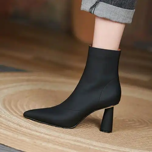 欧洲站时装靴子2022秋季新款尖头粗跟网红爆款时装靴