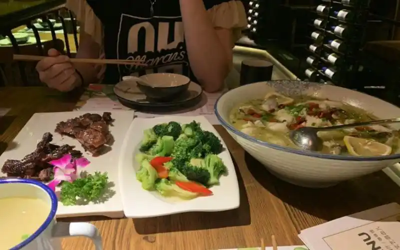 小伙生日,与小姐姐相约胡桃里餐厅吃饭,只顾着吃,用餐环境不错