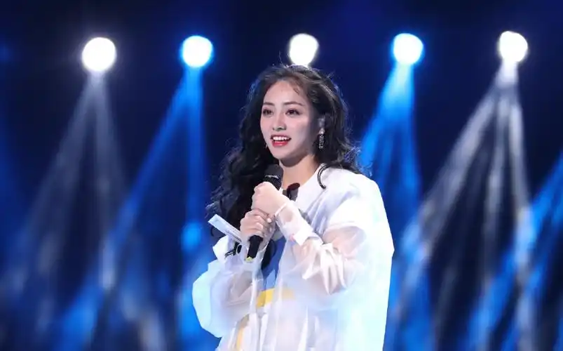 分享一组谢可寅图片给大家,图中的明星图片壁纸会点缀你的电脑桌面