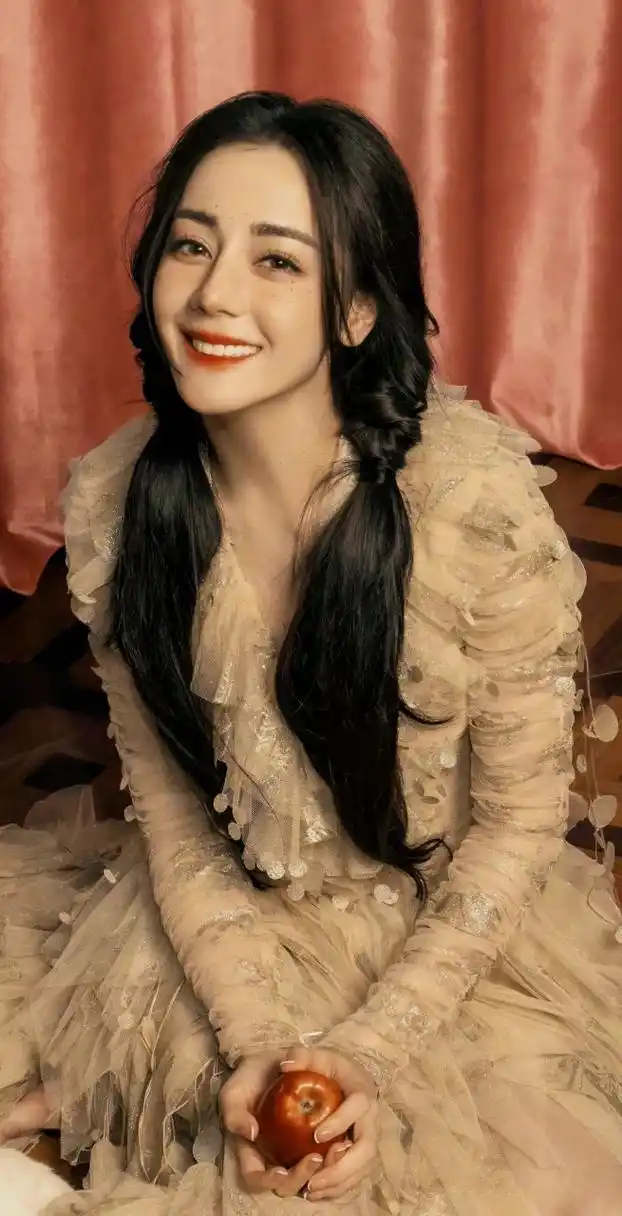 迪丽热巴# 身穿肉色纱裙,俏脸清丽脱俗,甜美笑容,长发飘逸,怀抱玉兔