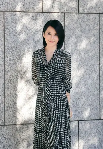 俞飞鸿一身连衣裙优雅大气,短发搭配减龄又时尚,看不出有48岁