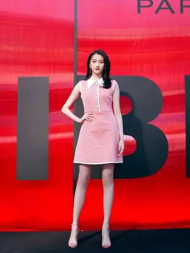 关晓彤穿白衬衫搭配蕾丝半裙太气质,172身高穿恨天高比例太惊艳