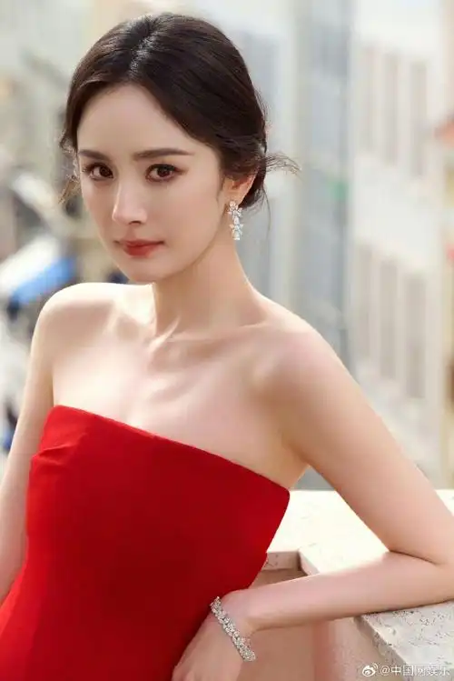 杨幂超话红衣有霸气也有妩媚,怎么不算是带着涂山红红去戛纳了呢,杨幂