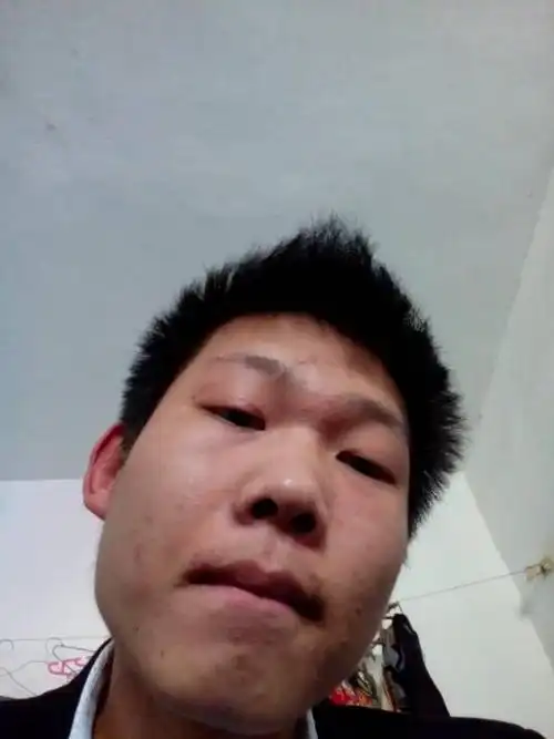 镜子里的自己特别帅,为什么用手机拍出来的却很丑?该怎么解决?