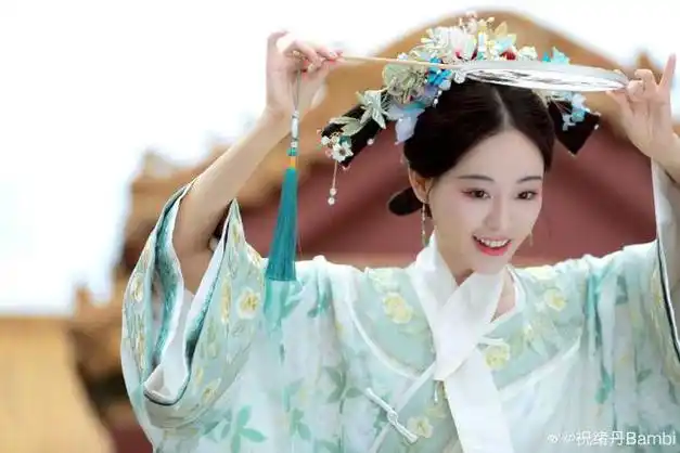 祝绪丹分享清宫古装美照笑容甜美诱人宛如在逃格格惹人爱