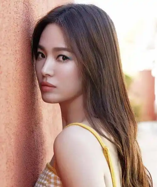 不老女神宋慧乔晒出美照,单单气质这块就完全不输现在的小鲜肉们