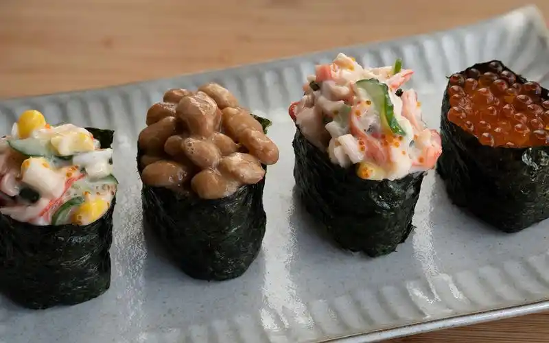 4种军舰寿司和黄瓜蟹柳沙拉的做法.