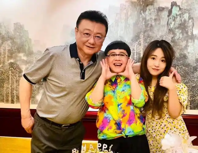 金龟子和丈夫,一个是央视少儿频道的主持人,另一个是《新闻联播》中的