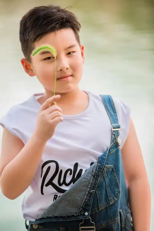 九岁的帅气男孩