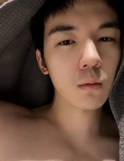 在仝卓还没出名前,他曾是一名健身博主,身材非常好,肩宽腰细八块腹肌