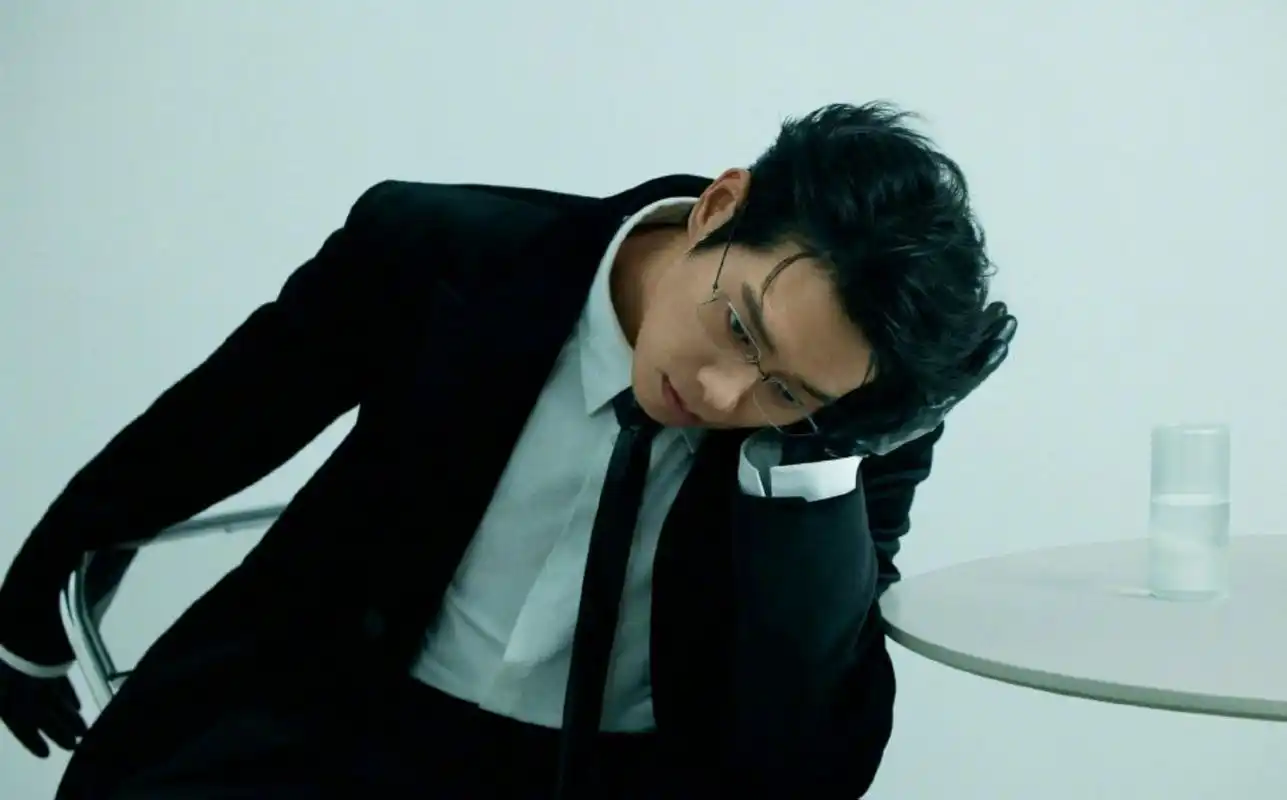 魏大勋大片曝光 穿西装戴眼镜和耳骨夹张力拉满#娱乐大放送