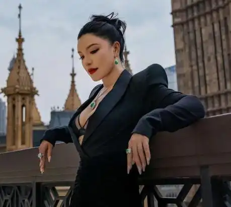 江映蓉最近以歌手的身份参加了澳门的斯诺克时尚之夜活动,她当天的