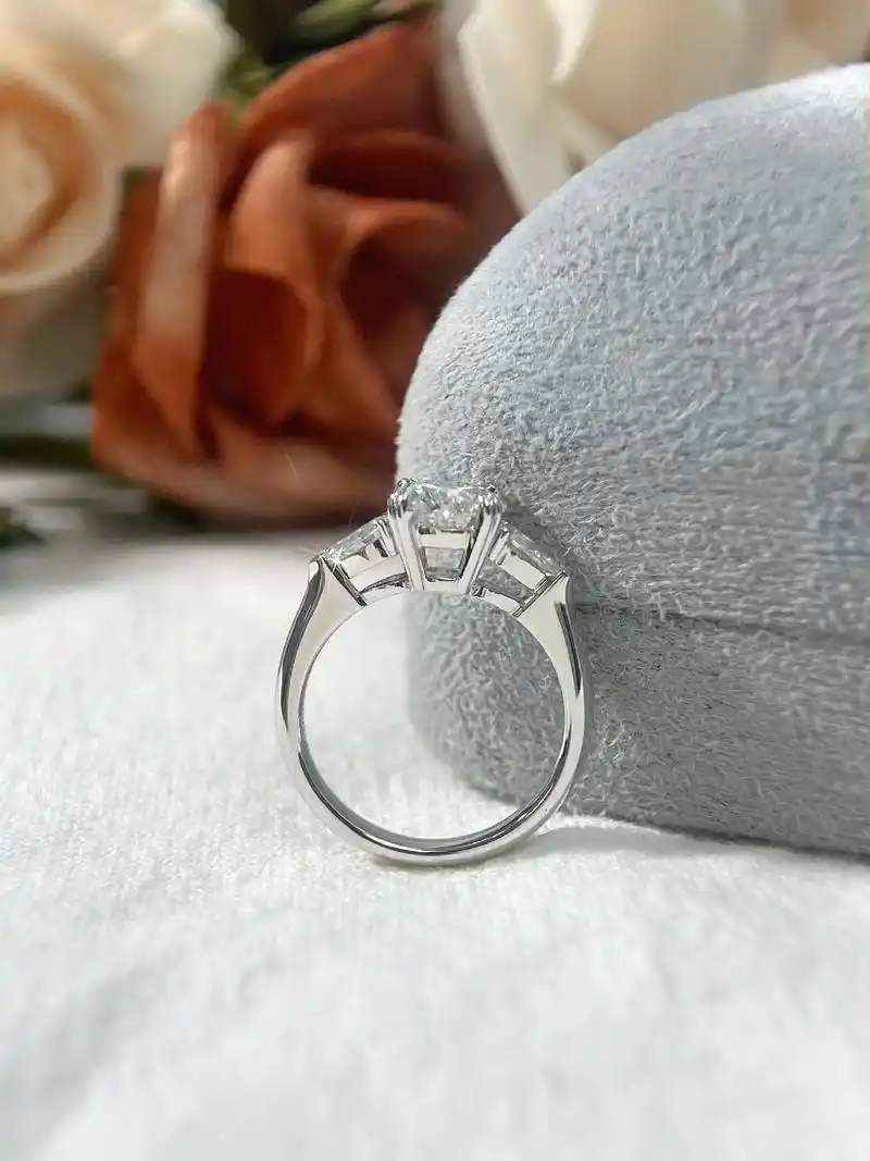 一克拉  三石款式培育钻戒95.93有喜欢的感兴趣的 宝贝们 - 抖音