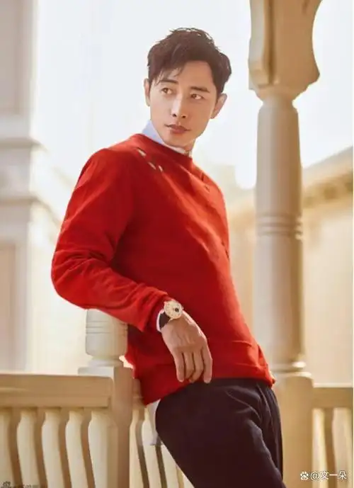 罗晋被拍到在片场和女演员张慧雯相互压腿,两人一边压腿一边谈笑,看