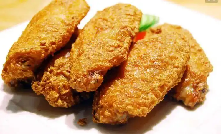 家常菜:香酥炸鸡翅,香辣鸡丁,竹笋炒肉丝
