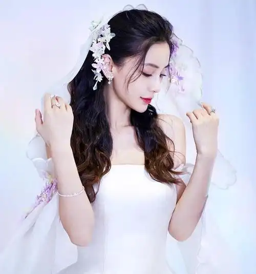 杨颖这是从画里走出来的吗?穿上抹胸婚纱裙,美得跟仙女一般