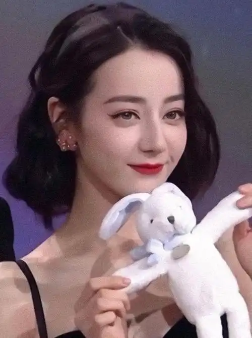 迪丽热巴复古短发简直就是迪士尼在逃公主