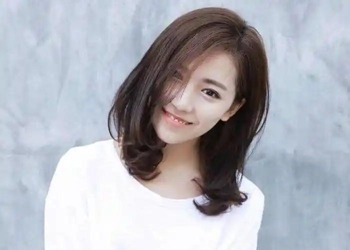 四十岁女人洋气短发,头发别留太长,这5款显气质,适合春天_发型_显得