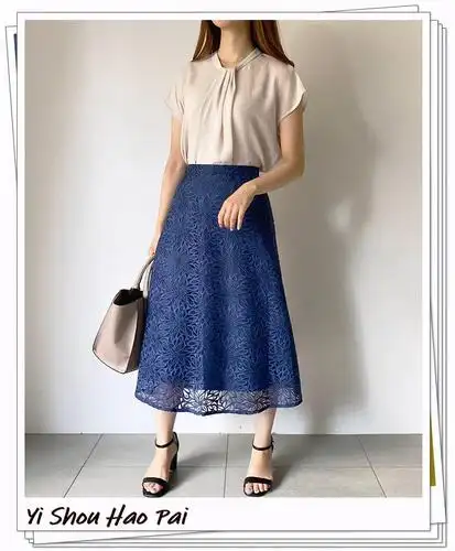 蓝色蕾丝半身裙搭配浅粉色蕾丝半身裙会给人更甜美的感觉.