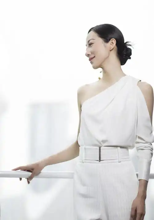 韩雪果然是白富美穿斜肩上衣配阔腿裤亮相高级感爆棚