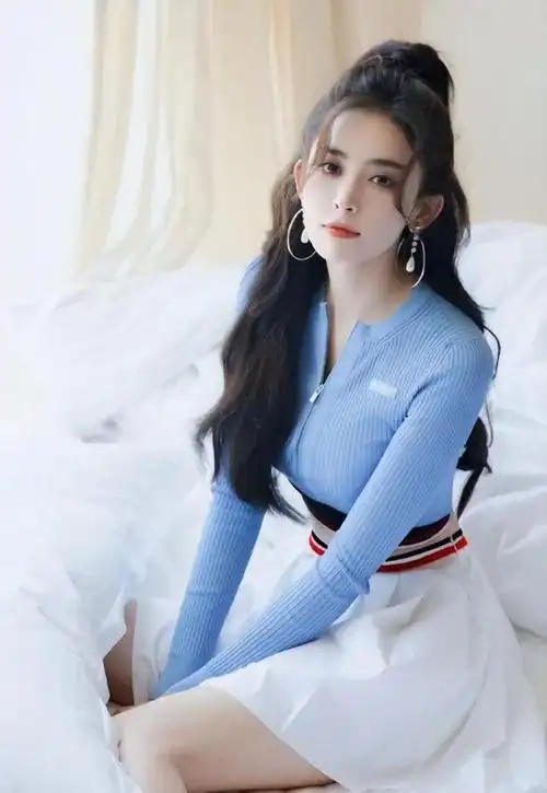 娜扎晒全家福为母亲庆生妈妈年轻贵气空姐姐姐罕见出镜颜值高