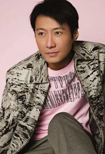 黎明14岁那年就已经初显帅气,五官精致,身材挺拔,他也因此被星探发现