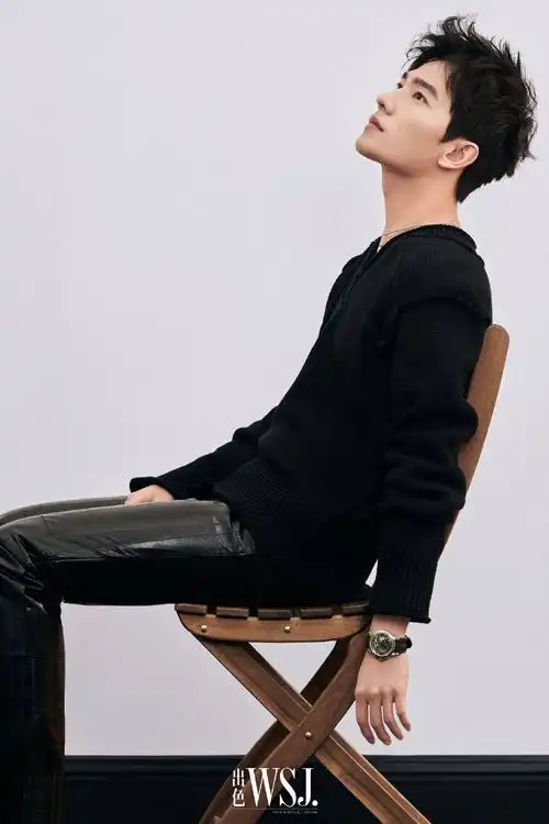 杨洋羊毛卷发型慵懒随意 五官精致气质绝佳