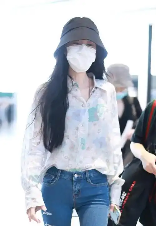 张碧晨也太瘦了吧这么紧的牛仔裤都塞得下牙签腿真吸睛