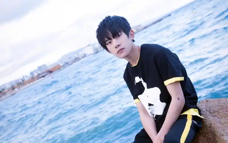 易烊千玺帅气旅拍图片高清壁纸