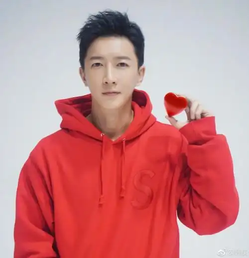 韩庚公开恋情女主竟然是战狼256亿票房女王卢婧姗