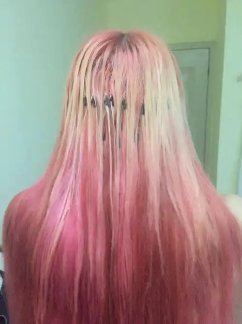 我把头发漂成粉色罗,现在想染黑,染黑以后会不会褪色看出粉色来?