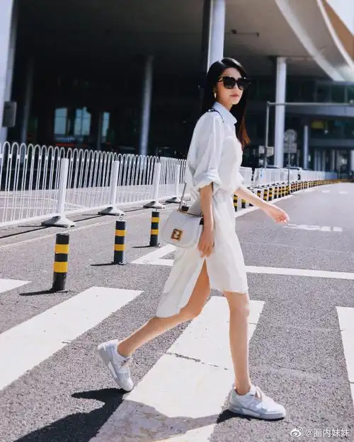 李沁白色衬衫裙机场出发图#李沁现身机场,一身白色束腰衬衫裙,清新又