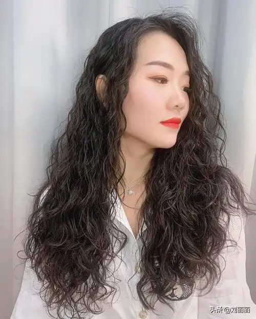 烫发女中长发2021(推荐21款最火的中长发发型)