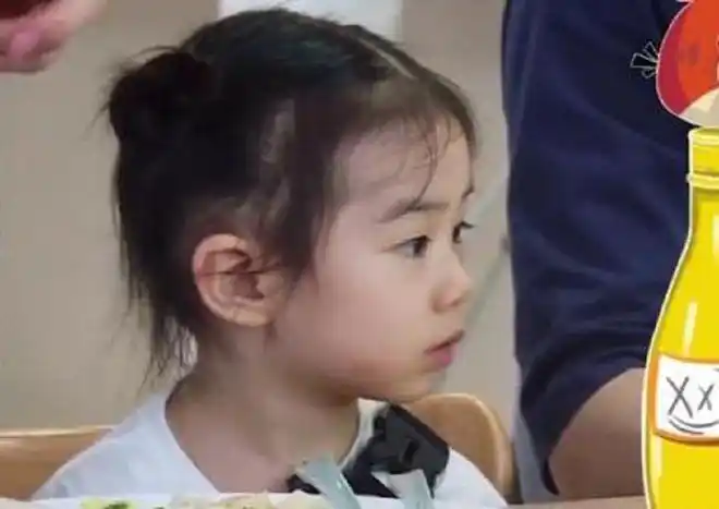 李承铉夸奖小九戚薇女儿狂翻白眼一个小动作就赢回爸爸注意力