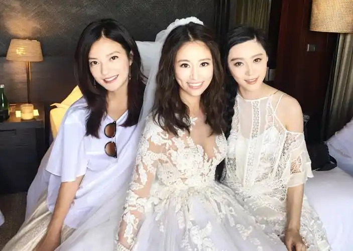 林心如活动现场害羞如少女!大秀与众闺蜜同框引热议,太尴尬了!