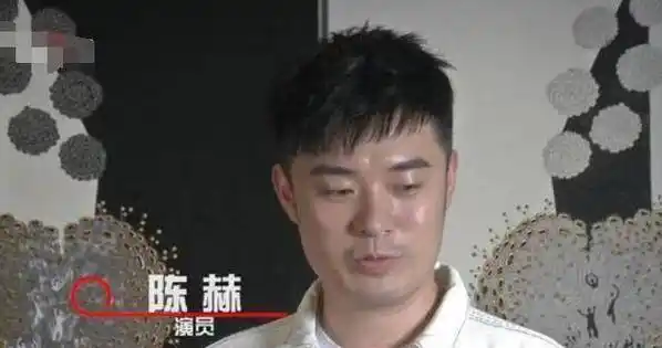 陈赫晒女儿近照4岁安安认真写毛笔字谁注意角落的椅子