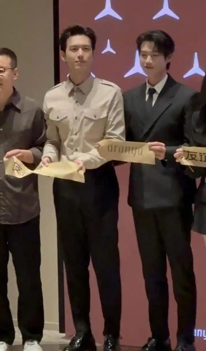 183的魏大勋站在185的李现旁边,身高差距不止有2cm吧?