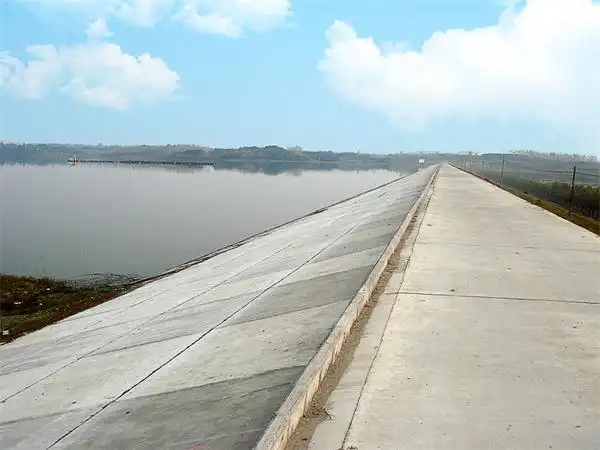 除险整治施工后的沙港水库堤坝