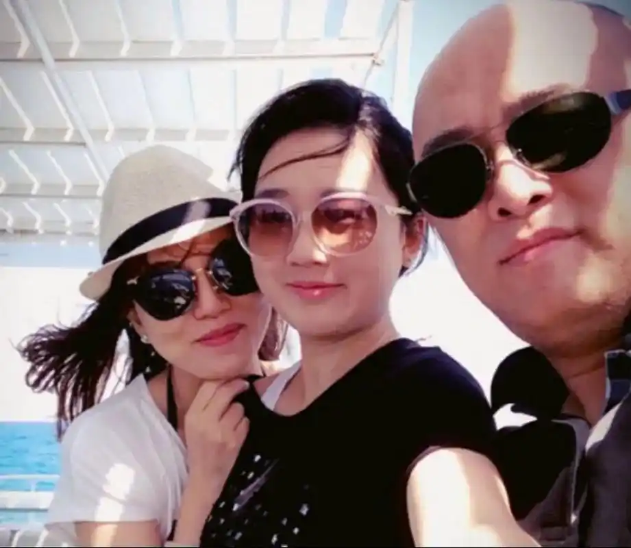 一天夜里,孟非醒来发现妻子李雪正在偷偷翻他手机,于是