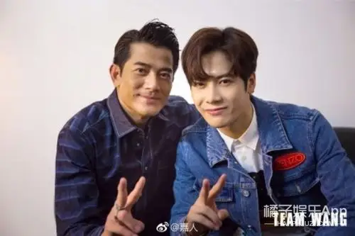 ▼前两天,王嘉尔在某活动中见到了偶像郭富城,秒变迷弟,不仅亲切合影