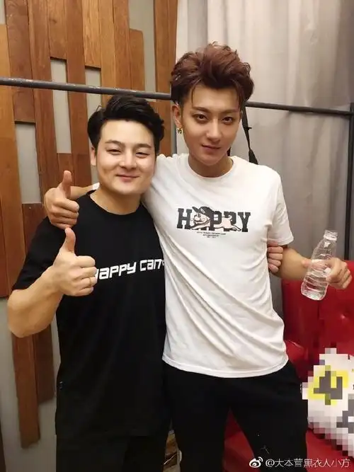 黄子韬小方快本后台合照显巨大身高差,小方自嘲是蹲着的
