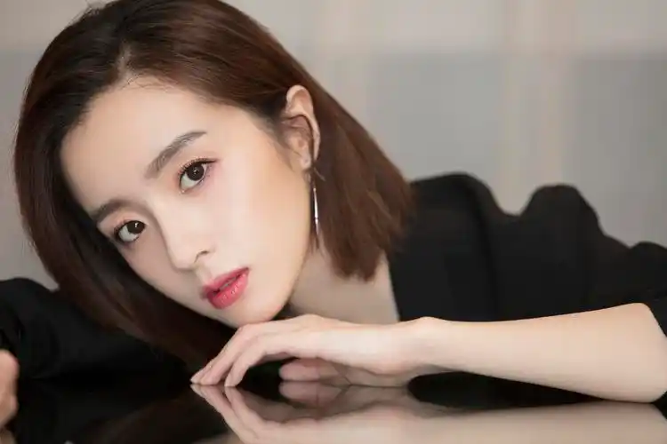 胡冰卿最新大片释出 优雅诠释秋冬气质穿搭