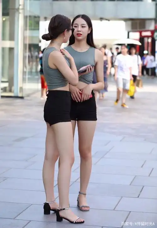 街拍;皮肤白皙的美女