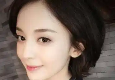 原创很少秀身材的古力娜扎近期竟穿时尚睡衣拍照果真是深藏不露啊