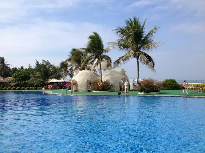 冬季海南候鸟老人晚年生活不乏味阳光海浪沙滩异域风情