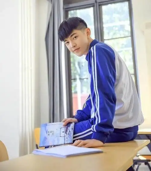 可爱的学生帅哥小鲜肉