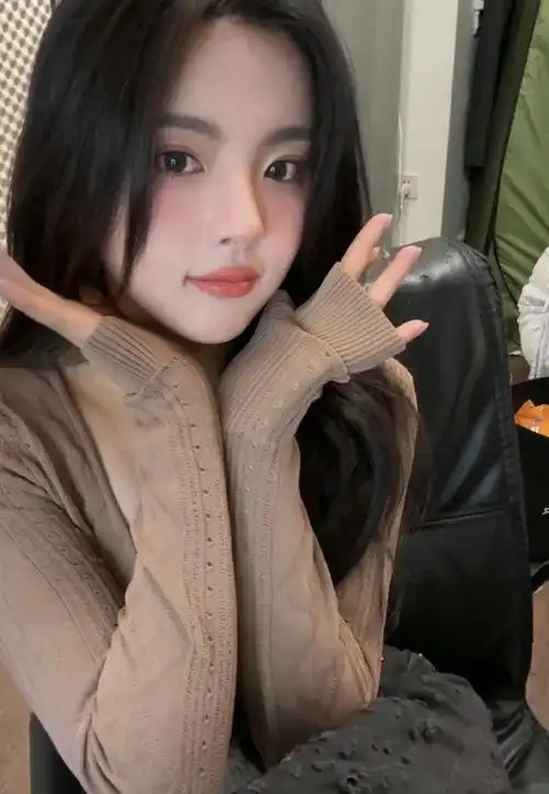 杨超越芭比粉美甲##杨超越手机里的自己