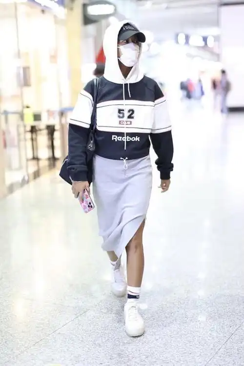 吉克隽逸看着太时髦了,穿着一身咖色的造型,肤色黑也很美