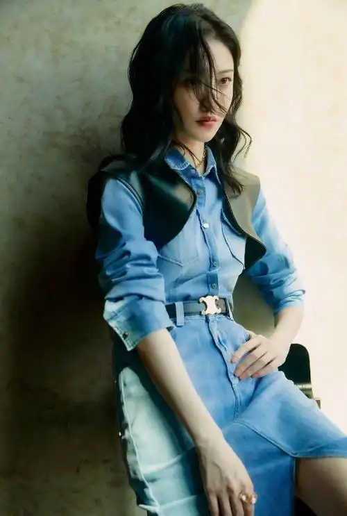 景甜活动生图被扒少了司藤滤镜后干瘪身材惹争议